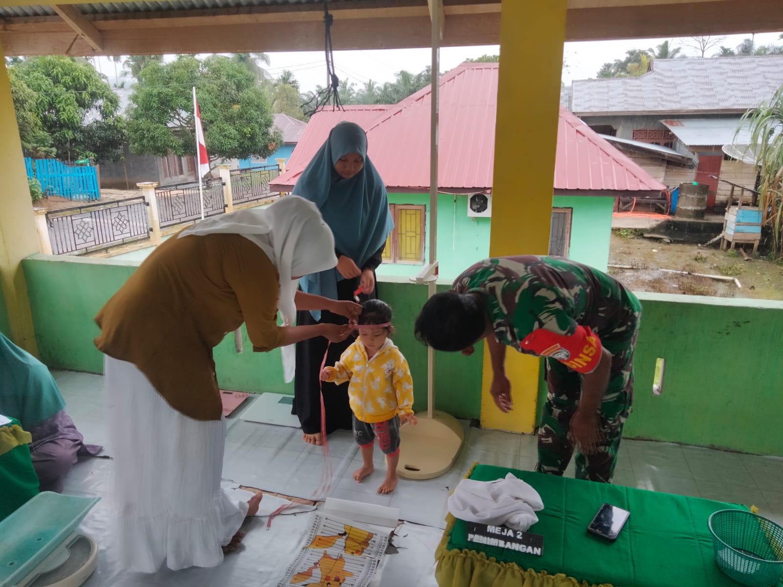 Babinsa Koramil 14/Rtp, Serma Supianto Dampingi Petugas Berikan Layanan Posyandu