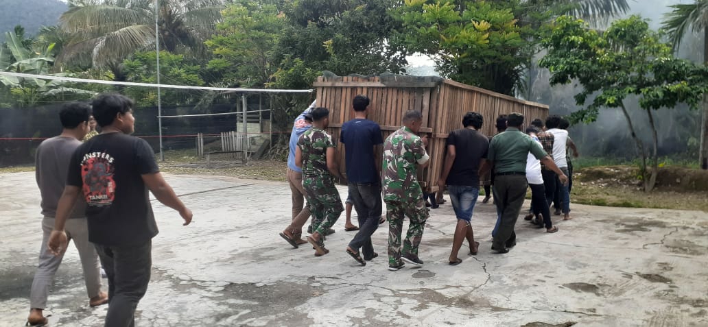 Anggota Koramil 13/Kluet Timur dengan Pemuda Laksanakan Gotong Royong Bersama