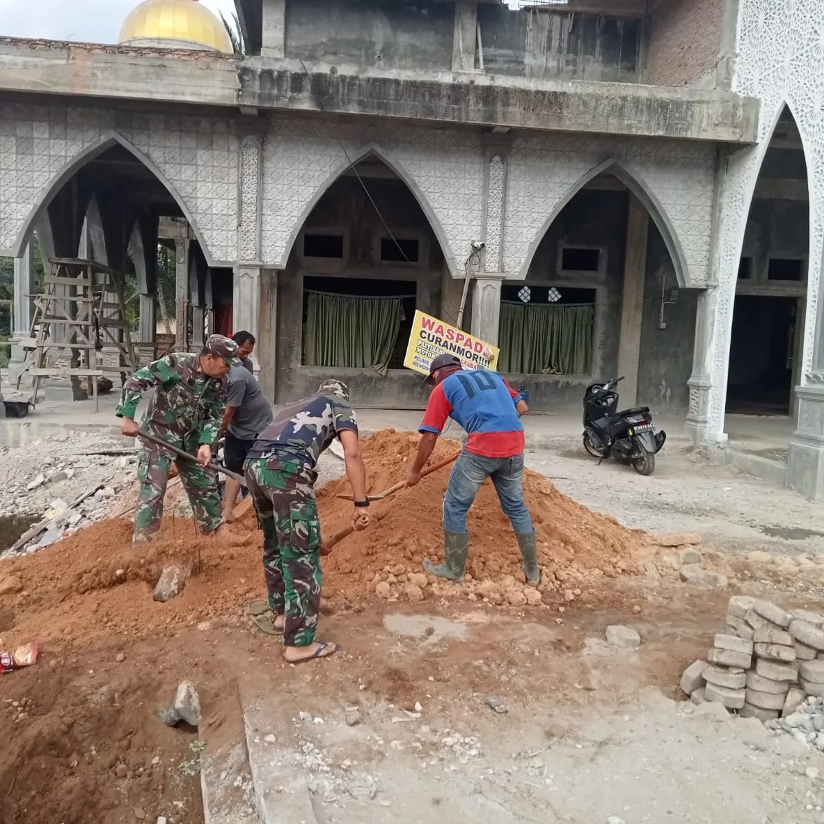 Babinsa 07/Kejuruan Muda Bersama Warga Gotong Royong Ratakan Tanah Timbun di Masjid Al-Ikhsan