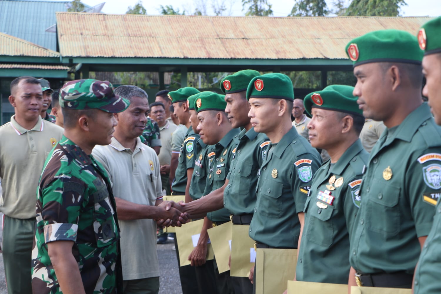 Pimpin Acara Tradisi Pindah Satuan, Ini Pesan Dandim 0104/Atim