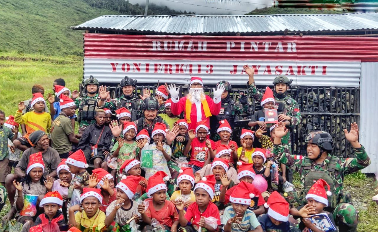 Anak-anak senang Satgas Organik Yonif RK 113/JS hadirkan Santa Claus Jaya Sakti bagikan bingkisan sembako dan Topi Santa