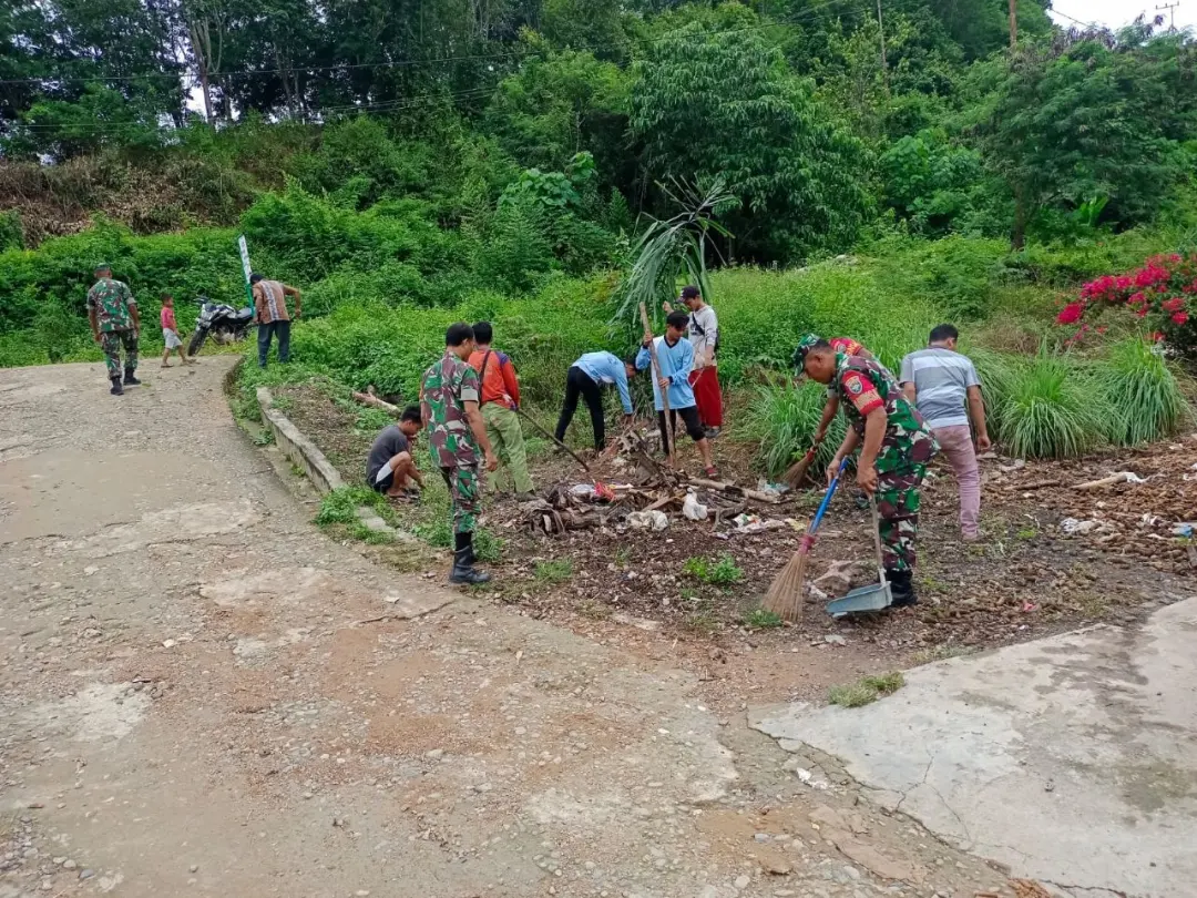 Babinsa Bersama Warga Gotong Royong Bersihkan Jalan