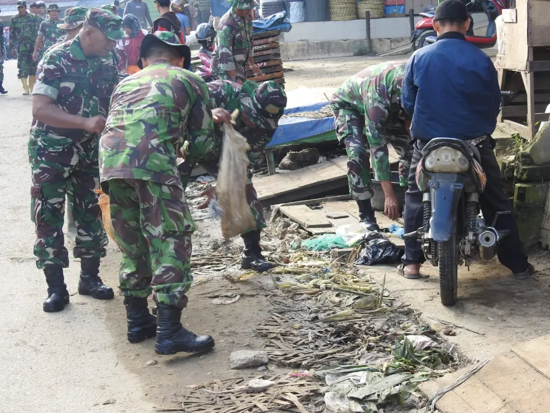 Jumat Bersih, Kodim 0117/Aceh Tamiang Laksanakan Gotong Royong Bersama Dinas Lingkungan Hidup
