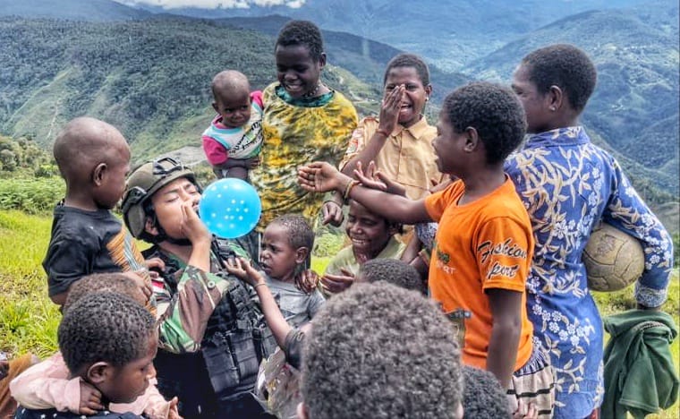 Senyum Ceria Anak Papua Diajak Bermain dan Belajar oleh Satgas Organik Yonif RK 113/JS