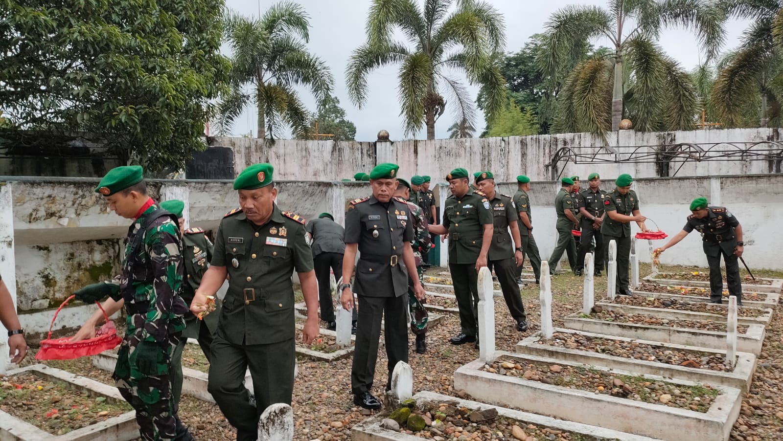 Peringati Hari Juang TNI AD, Kodim 0117/Aceh Tamiang Upacara Ziarah Taman Makam Pahlawan