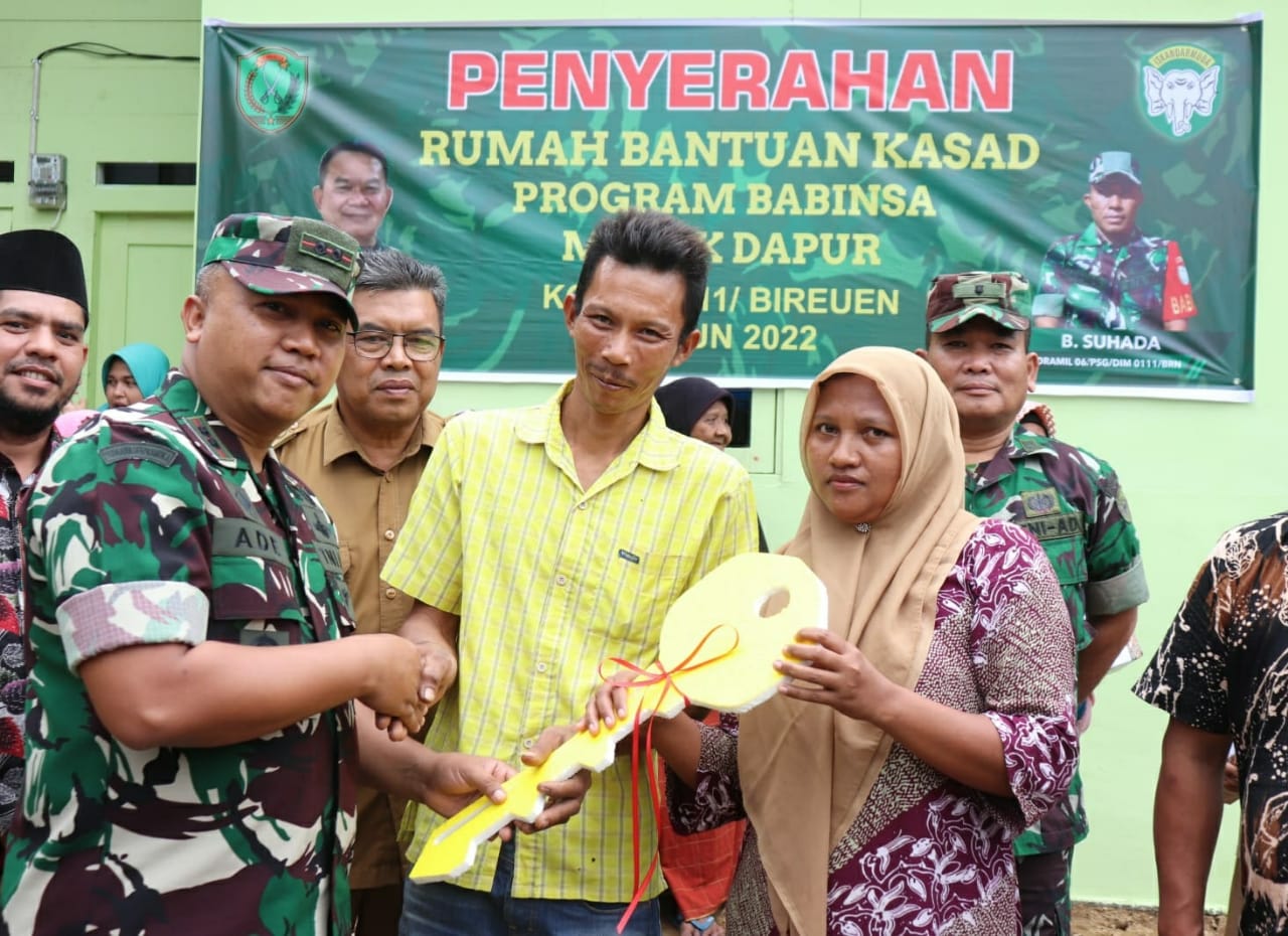 Dandim 0111/Bireuen Serahkan Kunci Rehap RTLH Bantuan KASAD Program Babinsa Masuk Dapur