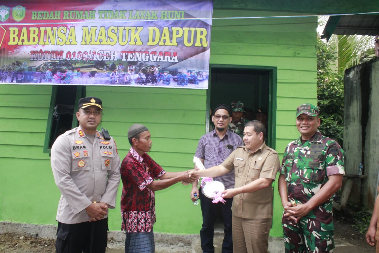 Dandim 0108/Agara Bersama Forkopimda Serahkan Kunci RTLH