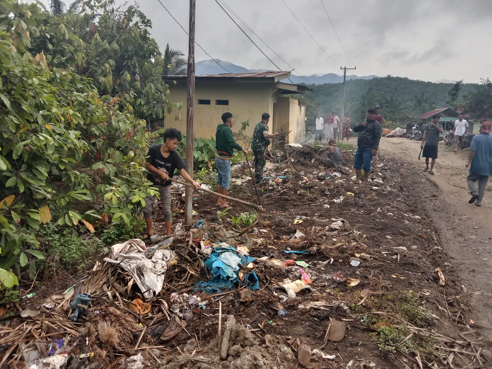 Jelang Tahun Baru Babinsa Ajak Warga Gotong Royong