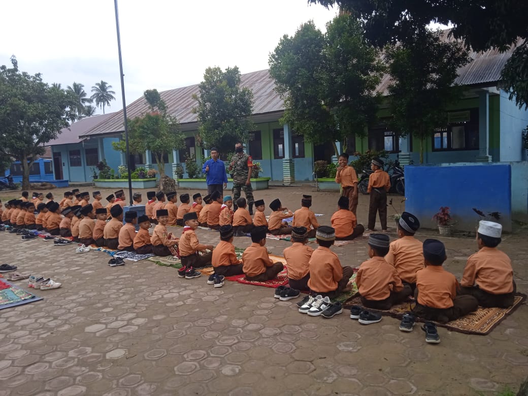 Bina Akhlak Sejak Dini Babinsa Ajarkan Sholat Anak SD