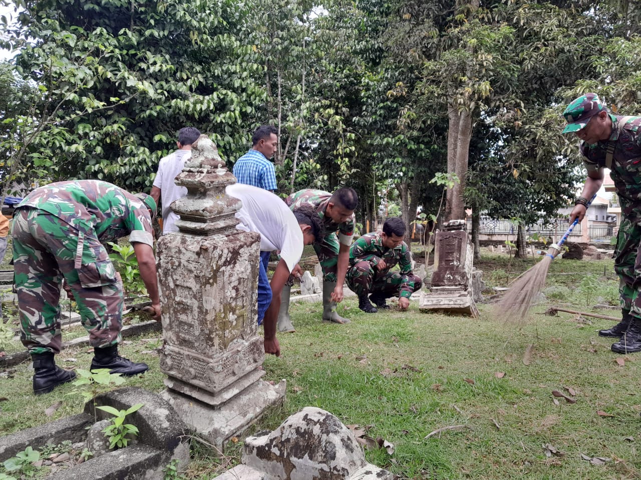 Koramil Pidie Bersama Masyarakat Bersihkan Makam Syaikh Abdurrahman Almadani