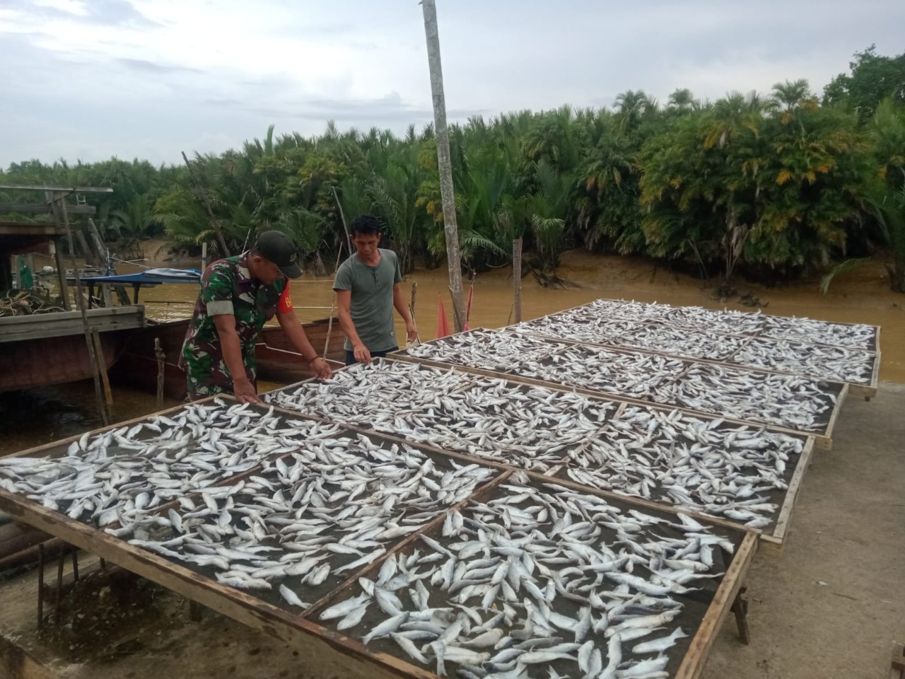 Dukung Perekonomian Masyarakat, Sertu Harizal Sambangi Pengusaha Olahan Ikan Asin