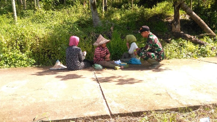 Babinsa Koramil 21/Madat Laksanakan Komsos Memberi Semangat Dan Motivasi Para Petani