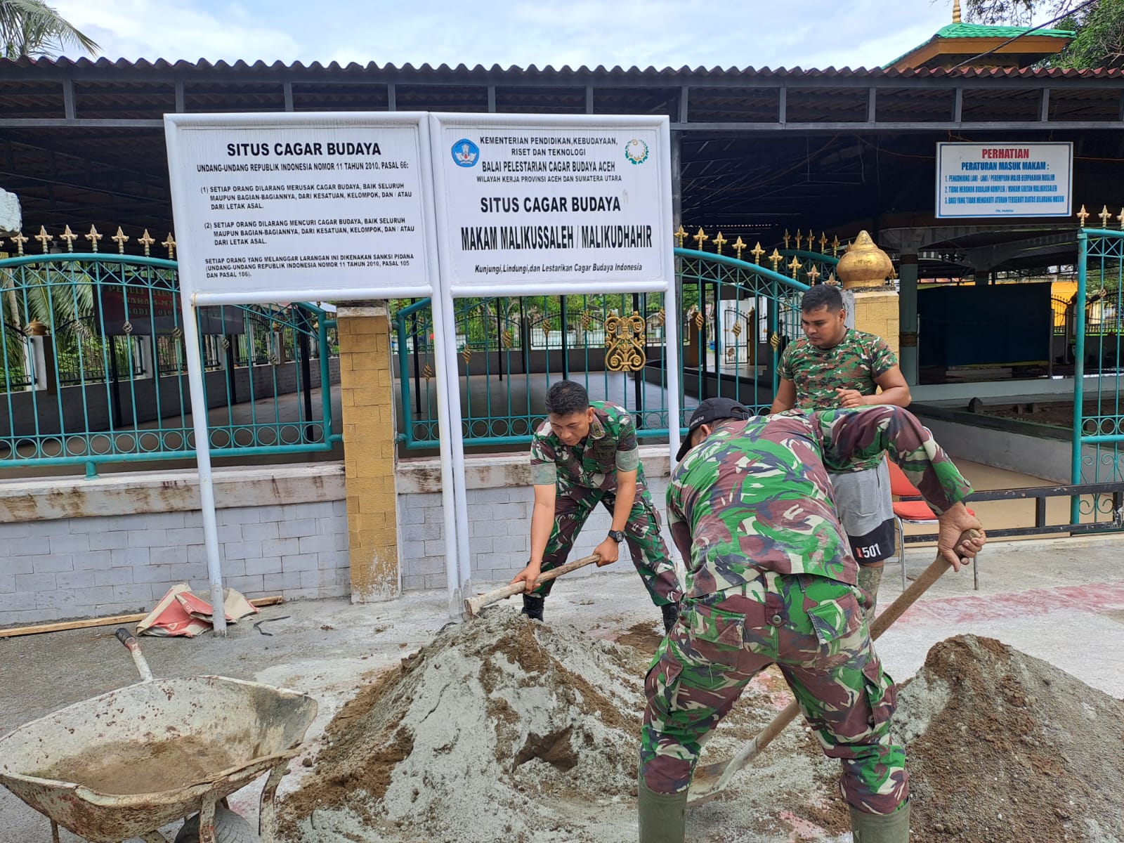 Dalam Rangka HUT Kodam IM ke 66, Babinsa Kodim 0103/Aut bersama komponen masyarakat melaksanakan Renovasi Situs Cagar Budaya Makam Malikussaleh.