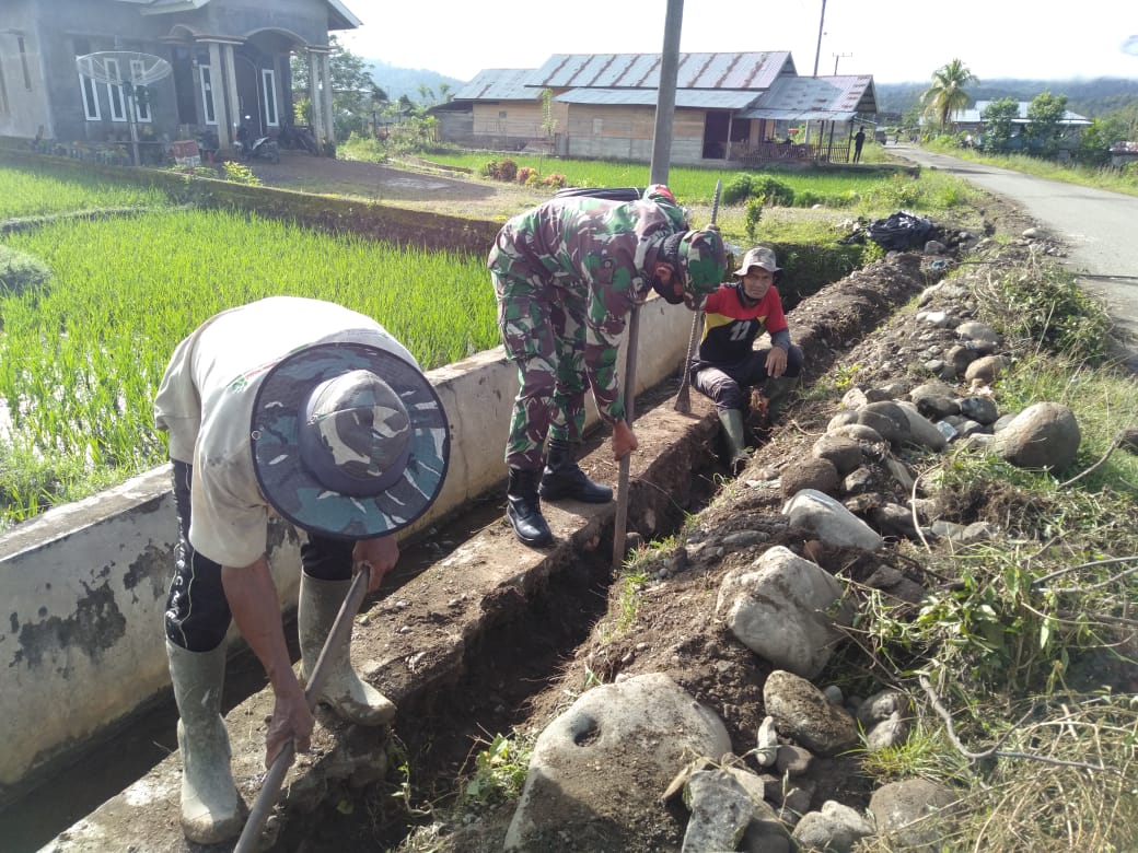 Babinsa Koramil Geumpang bersama Masyarakat Desa Leupu Pasang Pipa Air Bersih.