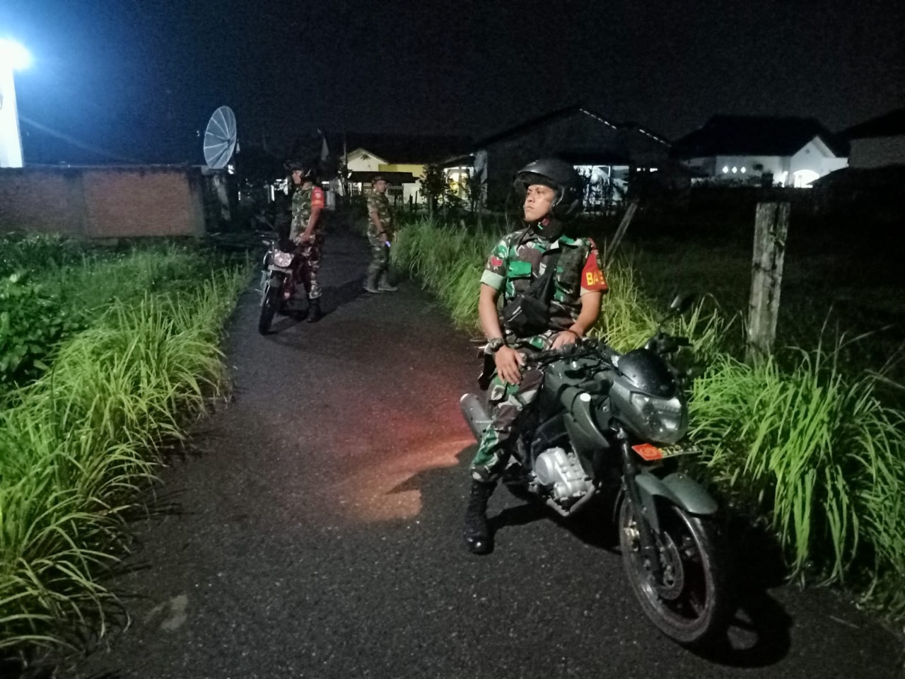 Ciptakan Rasa Nyaman Dan Kondusif H+1 Milad GAM, Babinsa Ramil 02/Lgs Laksanakan Patroli Di Wilayah Binaan
