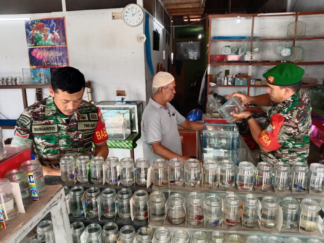 Pererat Silaturahmi Babinsa Komsos Ke Penjual Ikan Hias