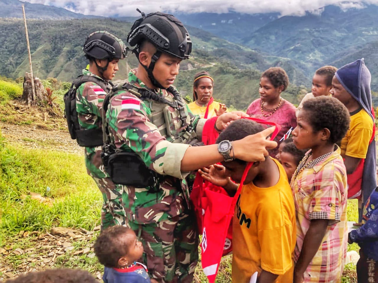 Satgas Organik Yonif RK 113/JS Bagikan Tas Merah Putih kepada anak-anak Kampung Talilime