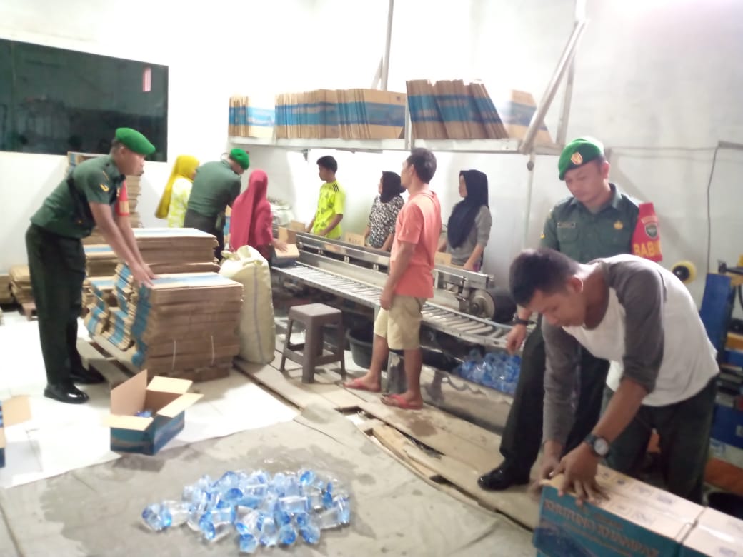 Pererat Silaturahmi Babinsa Sambangi Warga Usaha Air Mineral