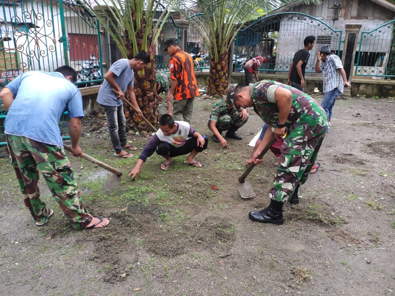 Anggota Koramil Meurah Dua Bersama Warga Gotong Royong Bersihkan Mesjid Babussalam