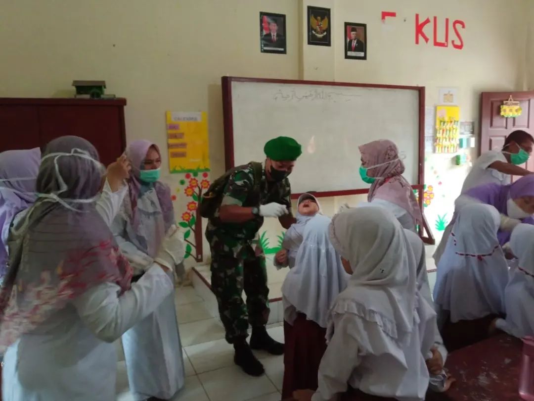 Babinsa Koramil 01/Simpang Kiri Dampingi Nakes Berikan Imunisasi Polio Kepada Murid SD