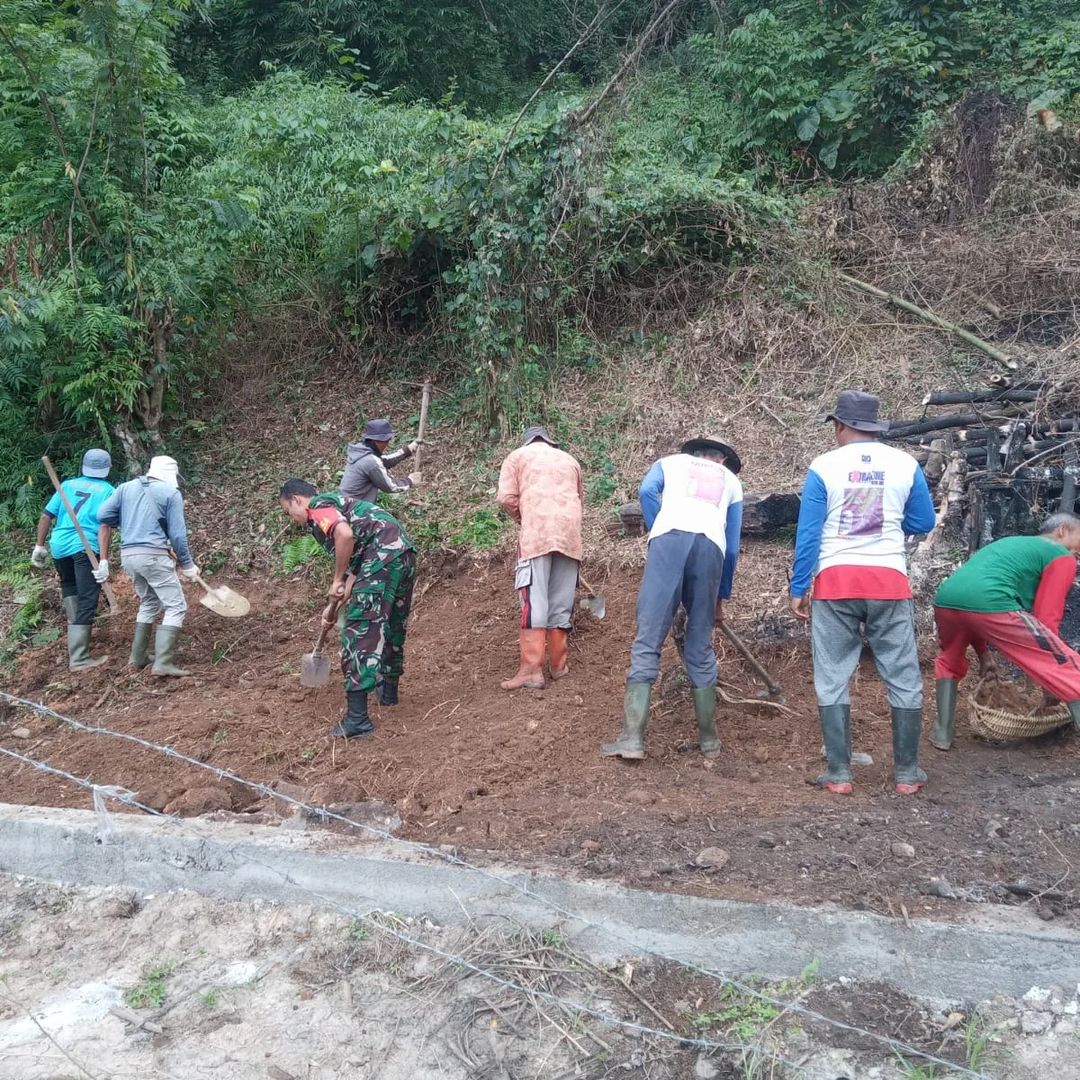 Babinsa Koramil Tangse Bersama Warga Gotong Royong Perbaiki Jalan Akses ke Perkebunan