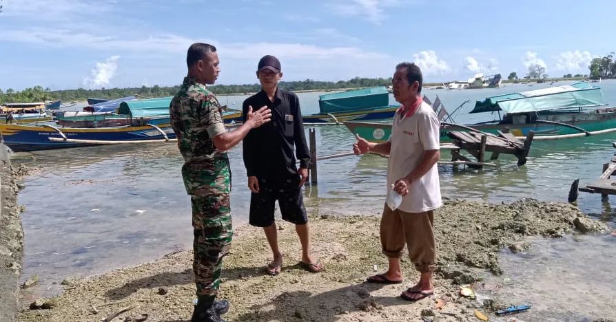 Cuaca Buruk, Babinsa Teupah Selatan Himbau Nelayan Agar Tidak Melaut