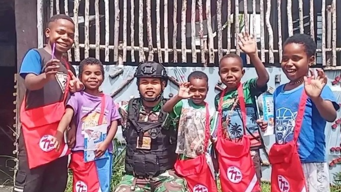 Satgas Organik Yonif RK 113/JS Berbagi Kebutuhan Sekolah untuk Anak – anak Plunggame