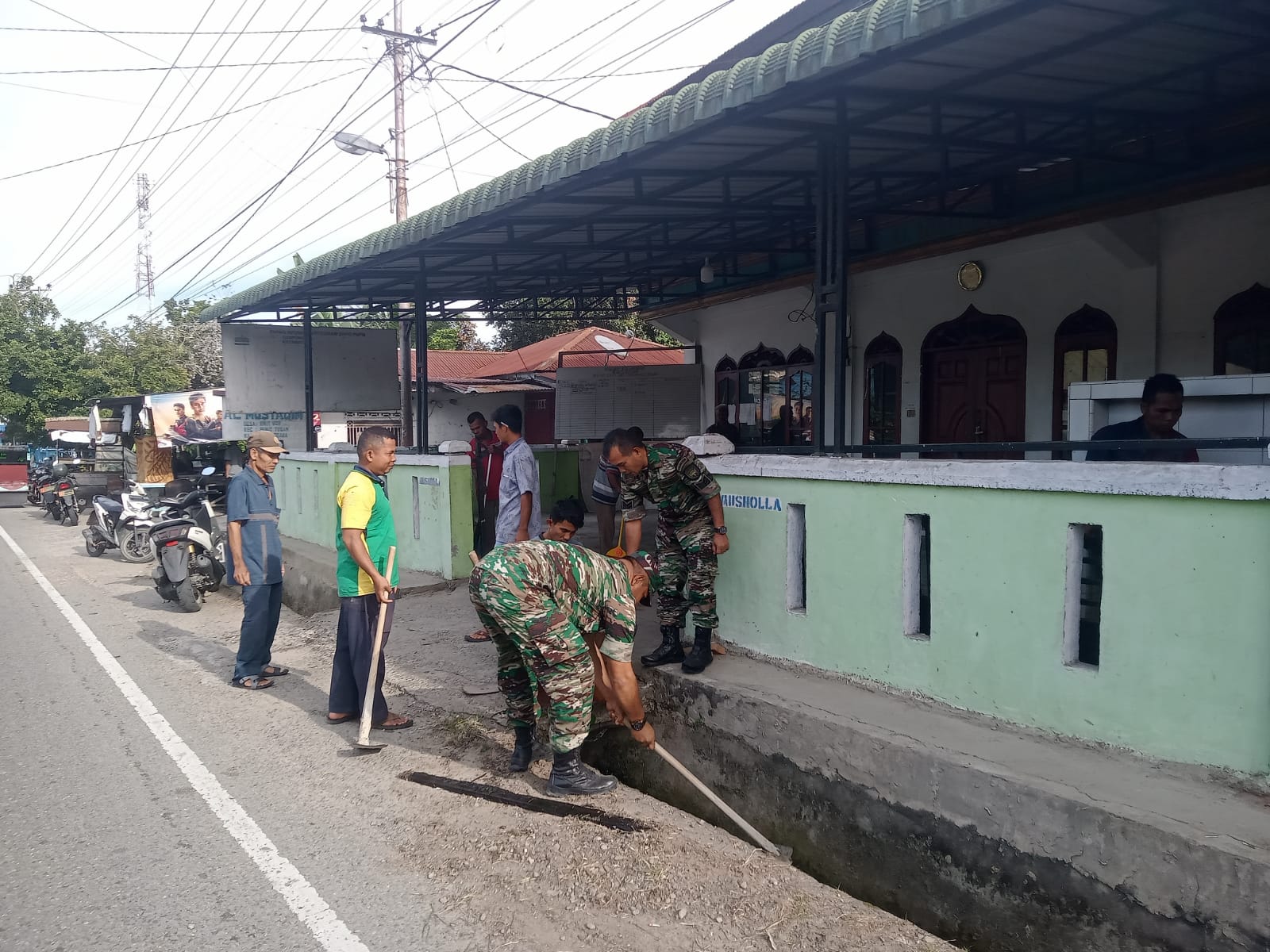 Bersihkan Tempat Ibadah Babinsa Bantu Turun Kelapangan