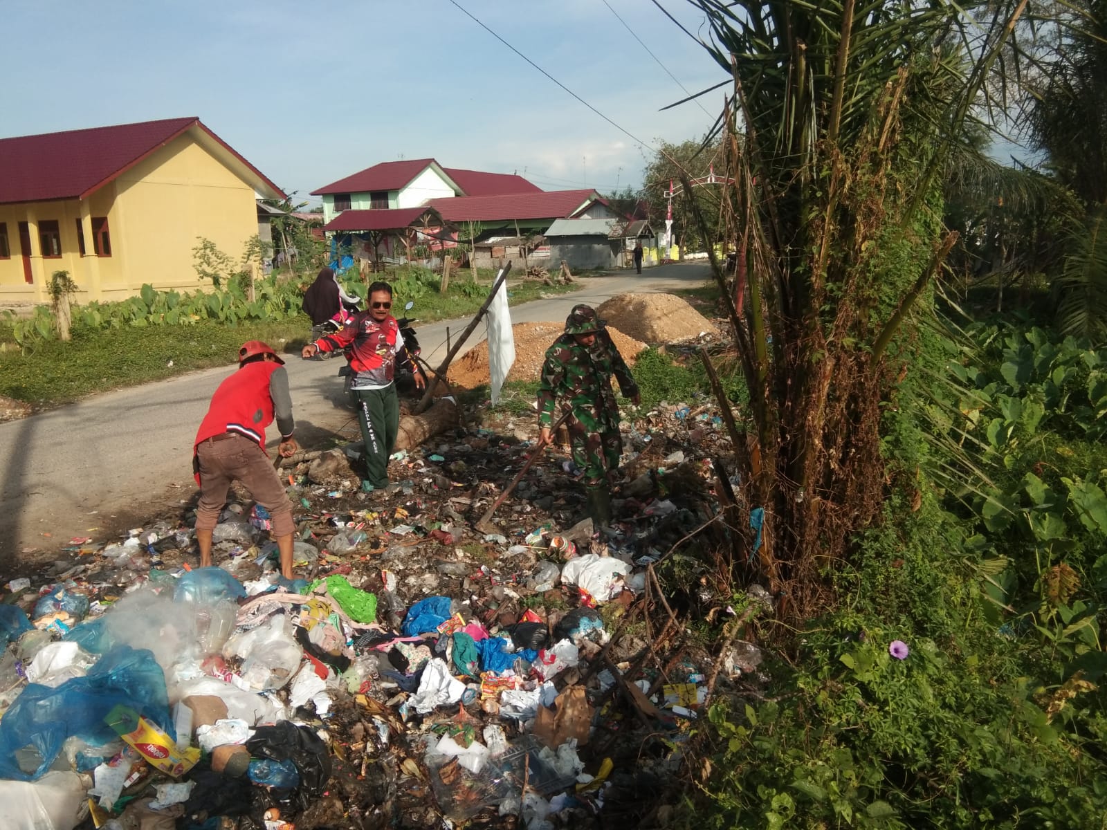 Peduli Lingkungan Bersih,Batih Tuud Serka Anwar Koramil 22/Lgsb Bersama Masyrakat Gotong Royong Membersihkan Sampah