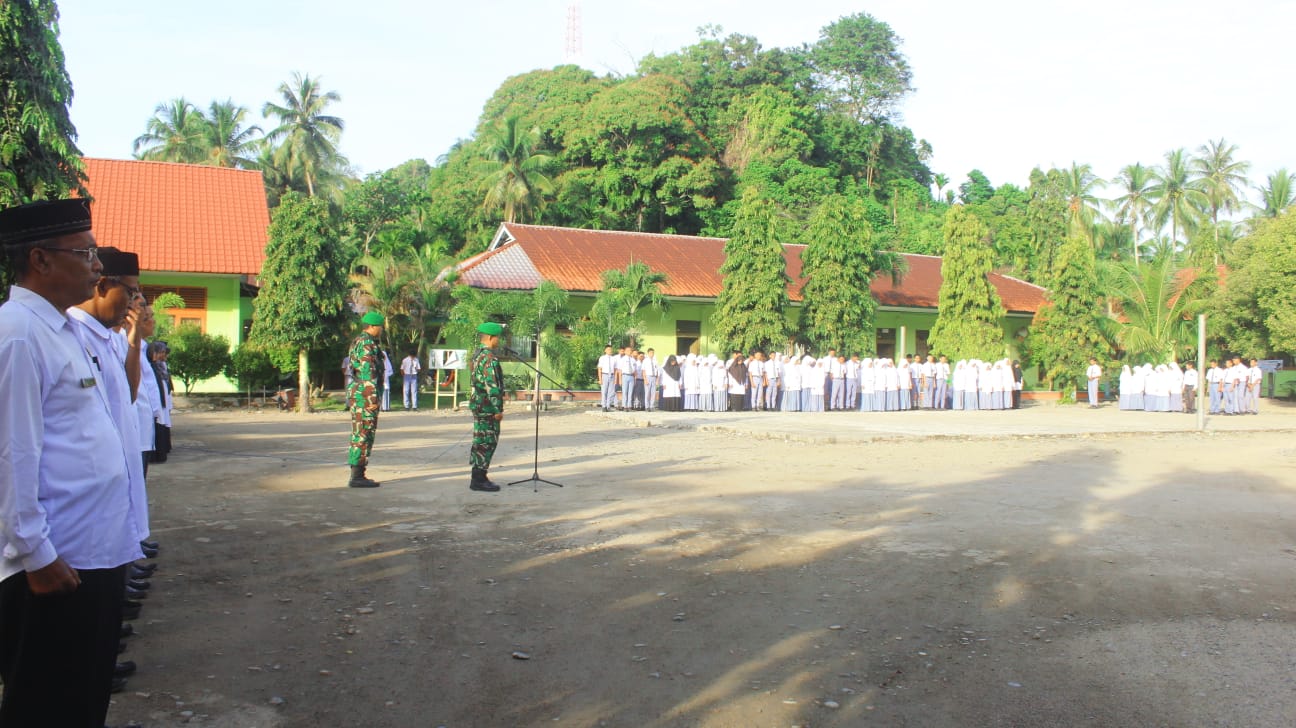 Mewakili Dandim 0107/Asel, Danramil 01/TT Pimpin Upacara Bendera di MAN 1 Aceh Selatan