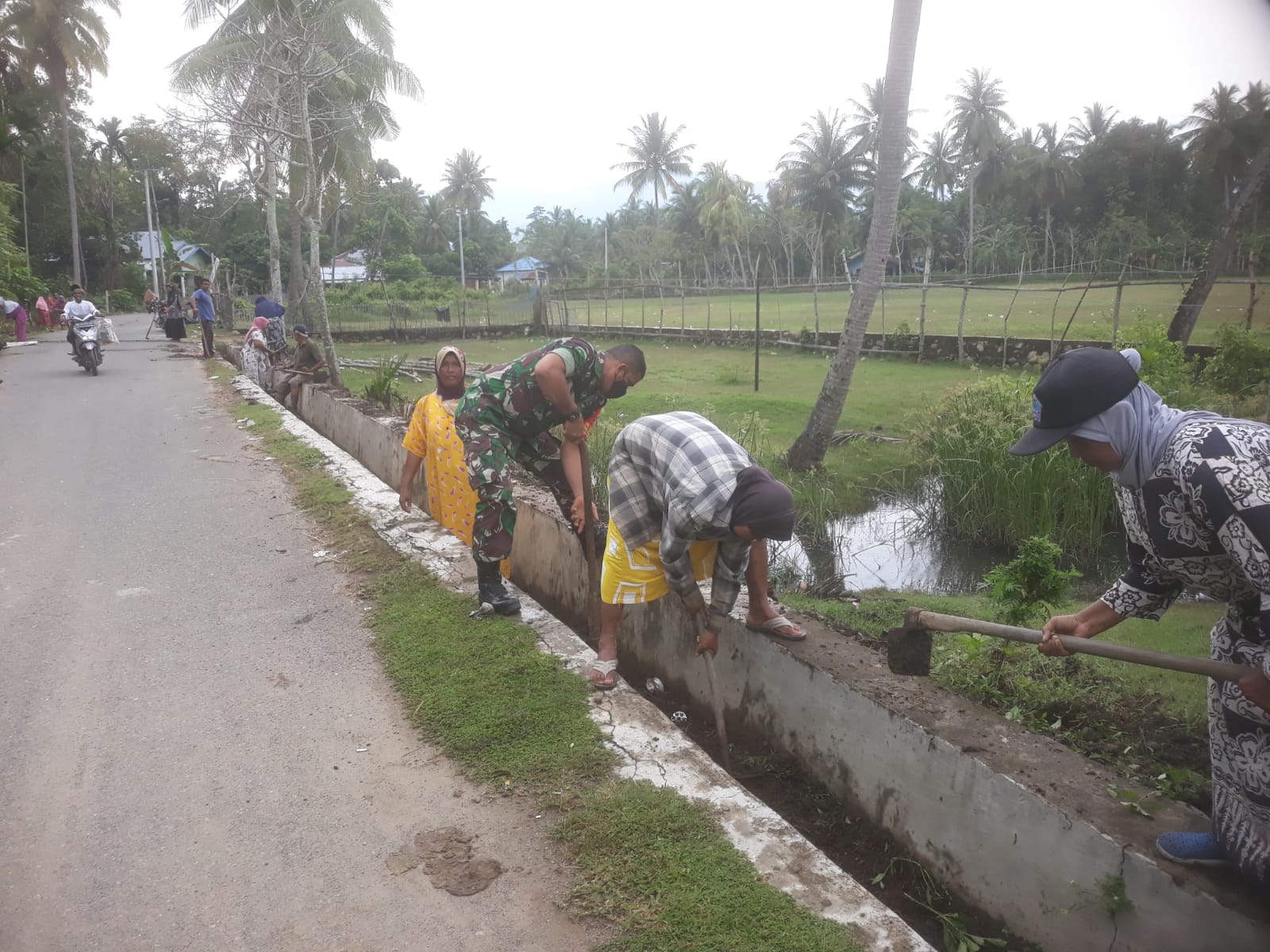 Peduli Kebersihan Lingkungan dan Cegah Berbagai Penyakit Babinsa Gotroy Bersama Warga