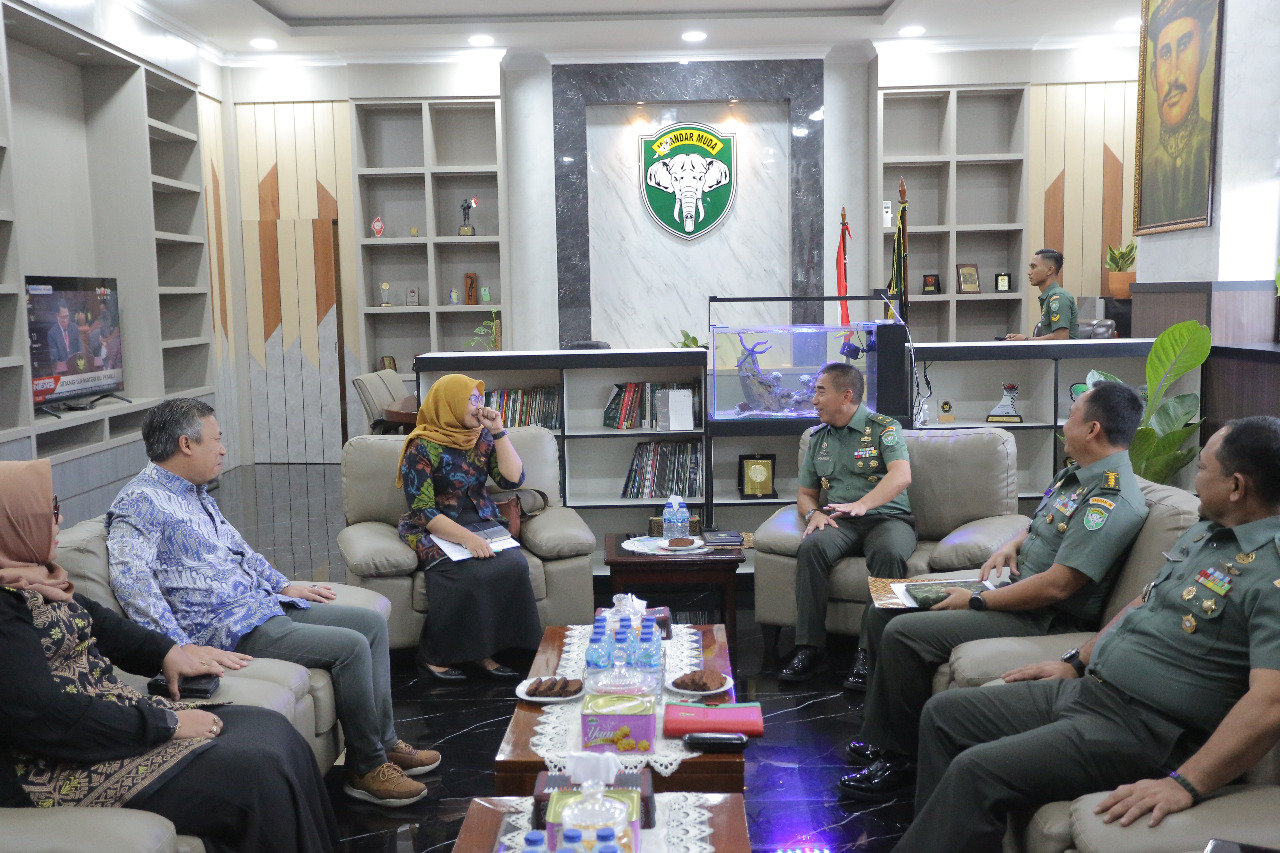 Kasdam IM menerima Audiensi Bawaslu di ruang kerjanya.
