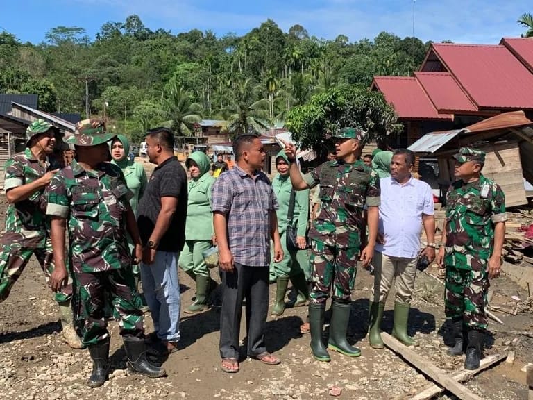 Dandim 0103/Aut, Ketua DPRK Kab Aceh Utara dan Pimp Depo Pertamina sinergi peduli bencana banjir di Kec. Langkahan – Kab Aceh Utara.