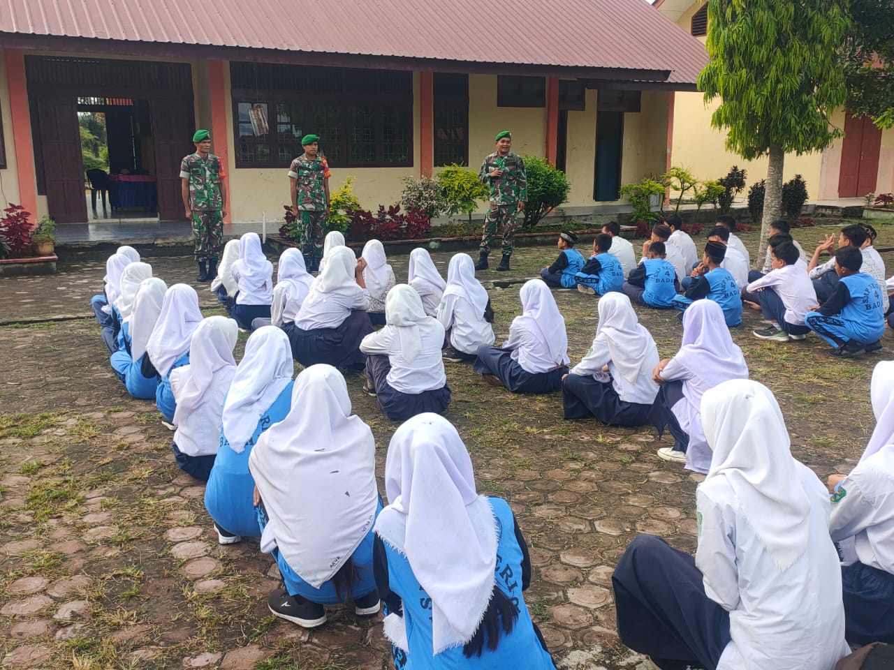 Bentuk Mental Dan Karakter Siswa Babinsa Latih PBB