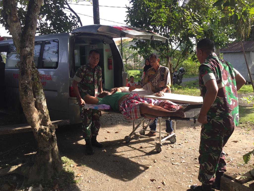 Mendapati Ada Warga Binaan Yang Sesak Napas, Babinsa Koramil 09/Sama Tiga Bergegas Membantu Proses Evakuasi Berobat Ke Puskesmas