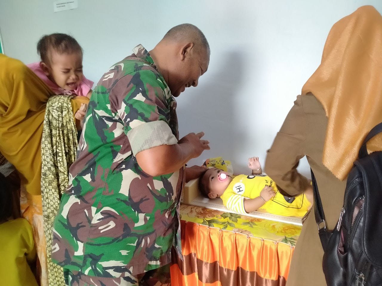 Wujudkan Balita Sehat Babinsa Dampingi Posyandu