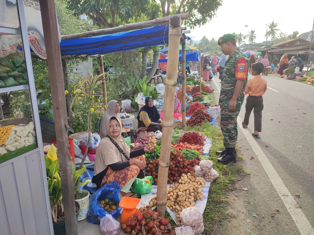 Babinsa Cek Harga Sembako Di Pasar Mingguan