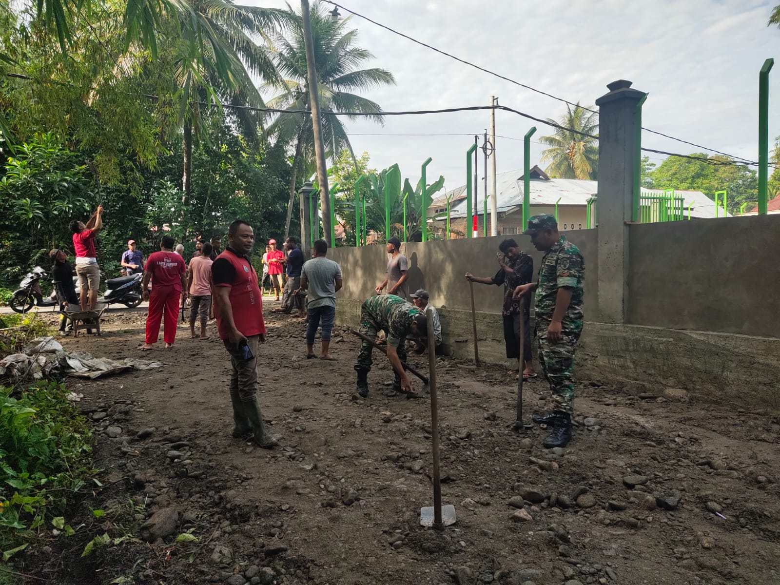 Anggota Koramil Mutiara Timur Bersama Warga Gotong Royong Timbun Jalan Berlobang