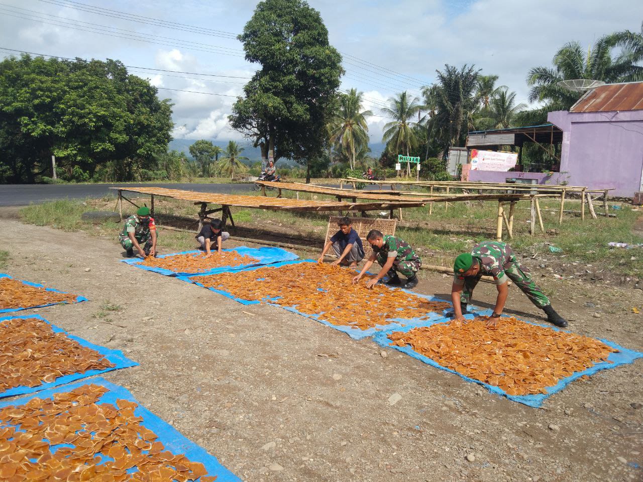 Dukung Ekonomi ,Babinsa Sambangi Warga Usaha Kerupuk Kulit