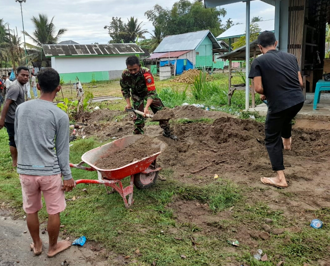 Babinsa Posramil Kuala Bersama Warga Gotong Royong Bersihkan Jalan