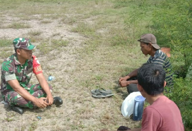 Komsos ke Wilayah, Babinsa Ingatkan Warga Desa Binaan Tentang Kamtibmas