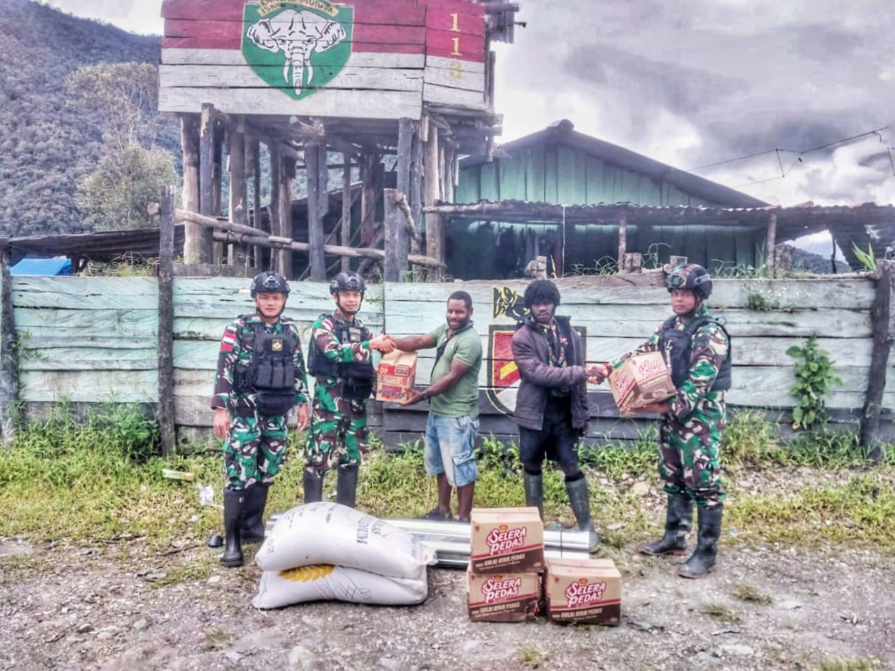 Warga Kampung Tinolok senang Satgas Organik Yonif RK 113/JS berbagi Beras dan seng