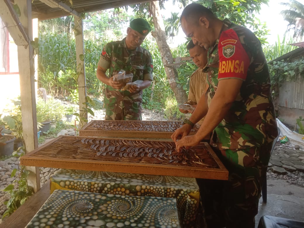 Babinsa Jalin Komsos Bersama Warga Pembuat Pisang Sale