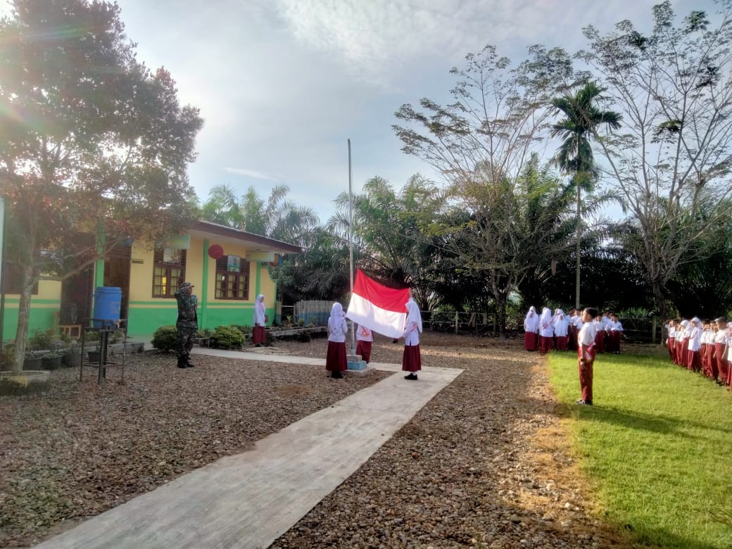 Jadi Irup, Babinsa Koramil 19/Idm Sampaikan Ini ke Pelajar