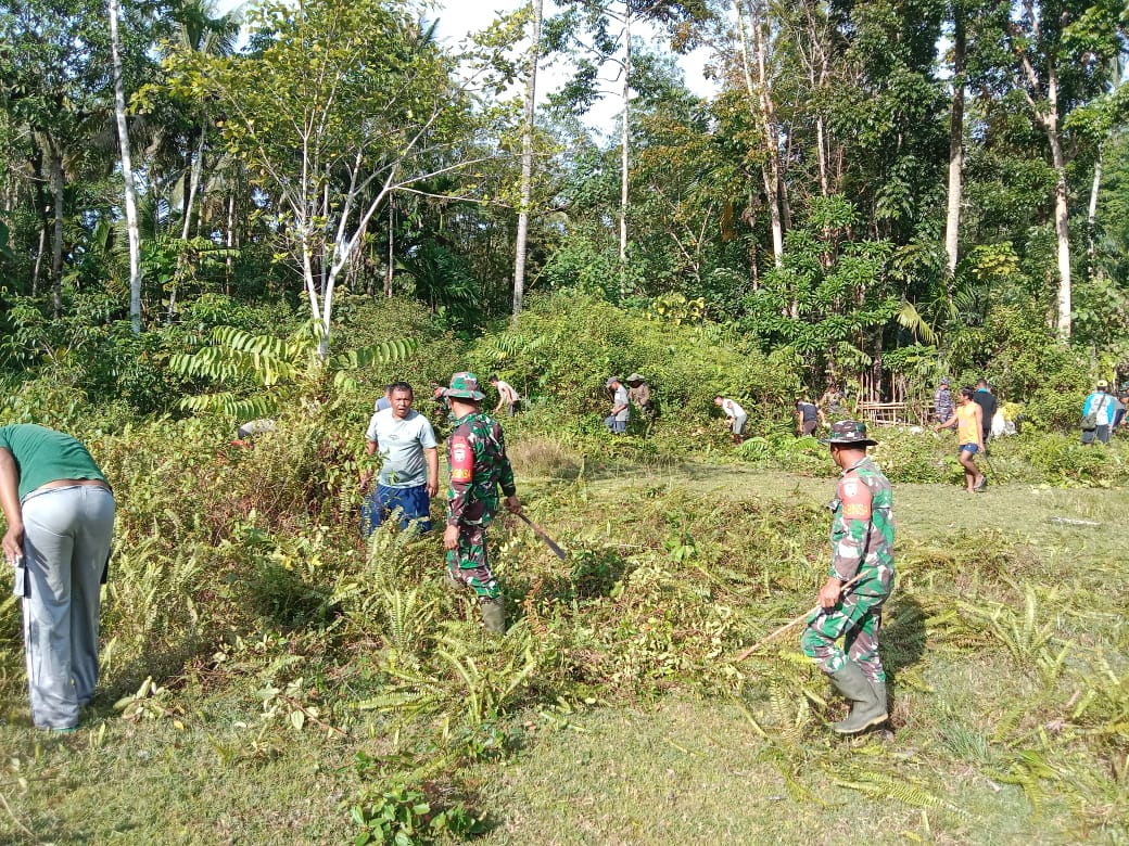 Babinsa Danposal Simeulue membersihkan Makam Bersama Warga Binaan