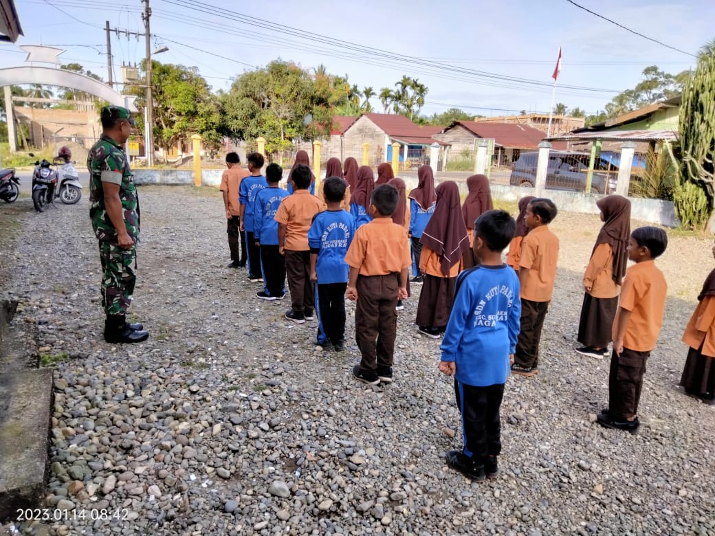 Babinsa dengan Tekun Ajarkan Peraturan Baris Berbaris Pada Anak SDN Kuta Padang