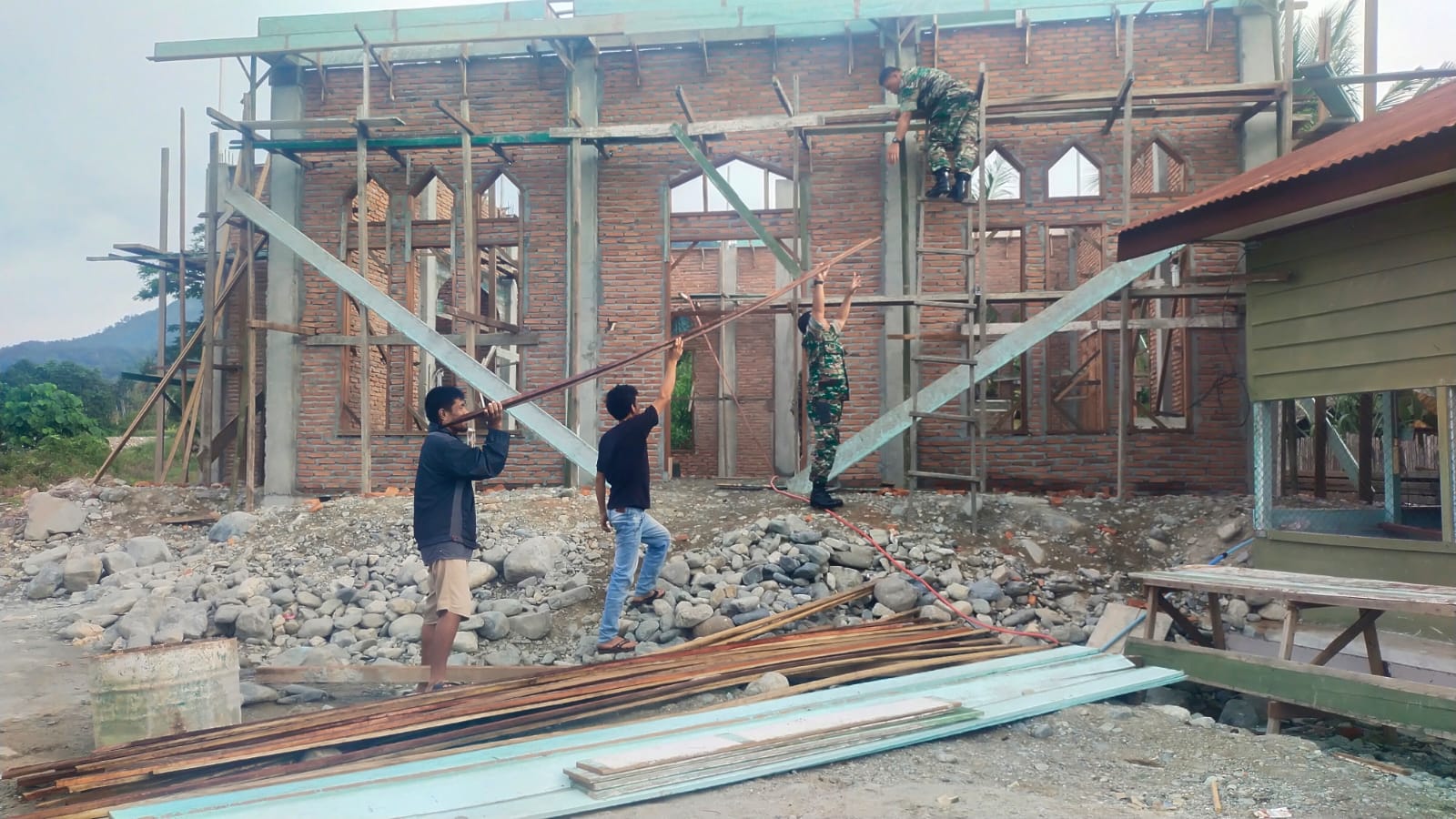 Jalin Kebersamaan TNI Polri Dan Masyarakat Gotong Royong Bangun Masjid