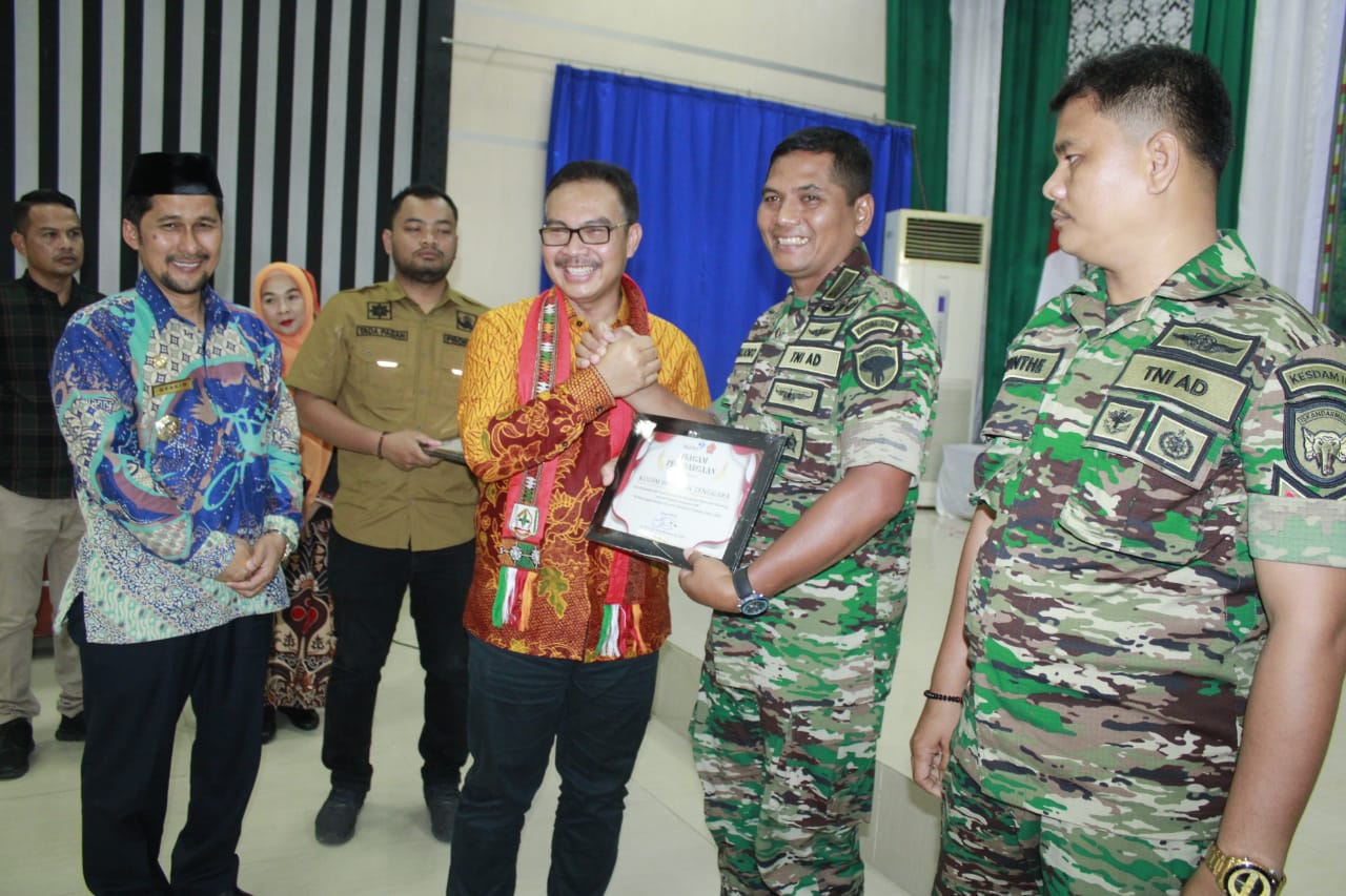 Kodim 0108/Agara Dan Polkes IM 09.04 kutacane Terima Piagam Penghargaan Dari BKKBN RI