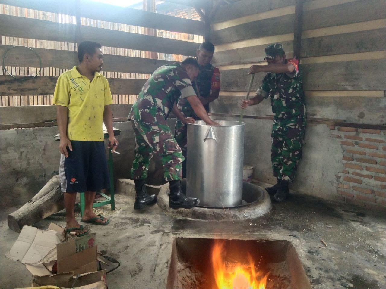 Babinsa Anjangsana Ke Industri Roti Kacang
