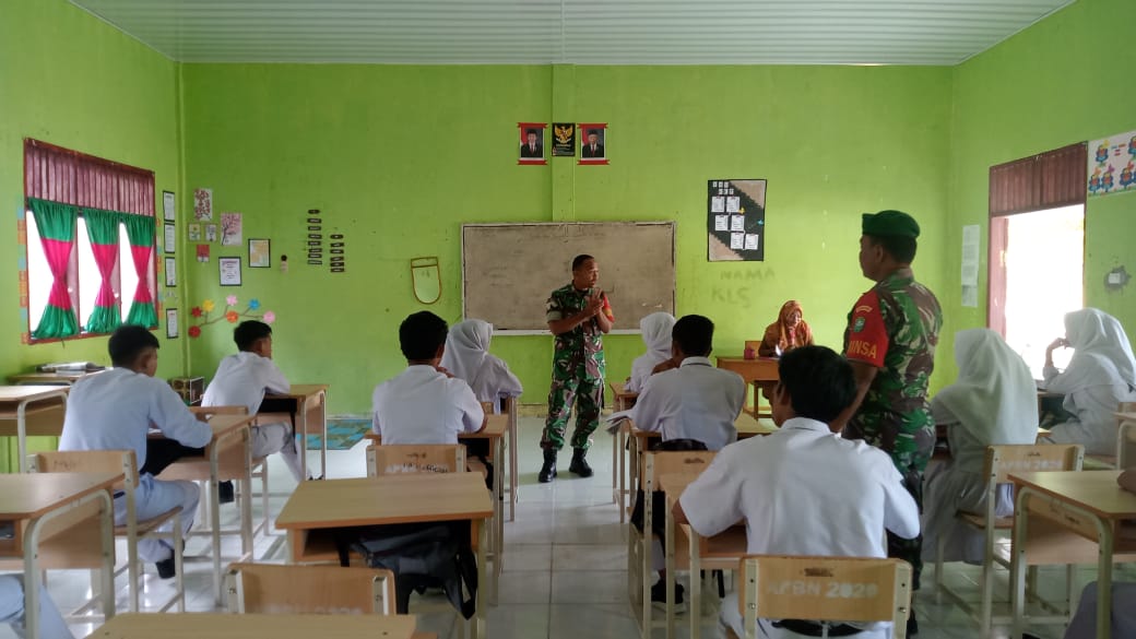 Babinsa Ajarkan Siswa SMA Tanamkan Kedisiplinan dan Wawasan Kebangsaan